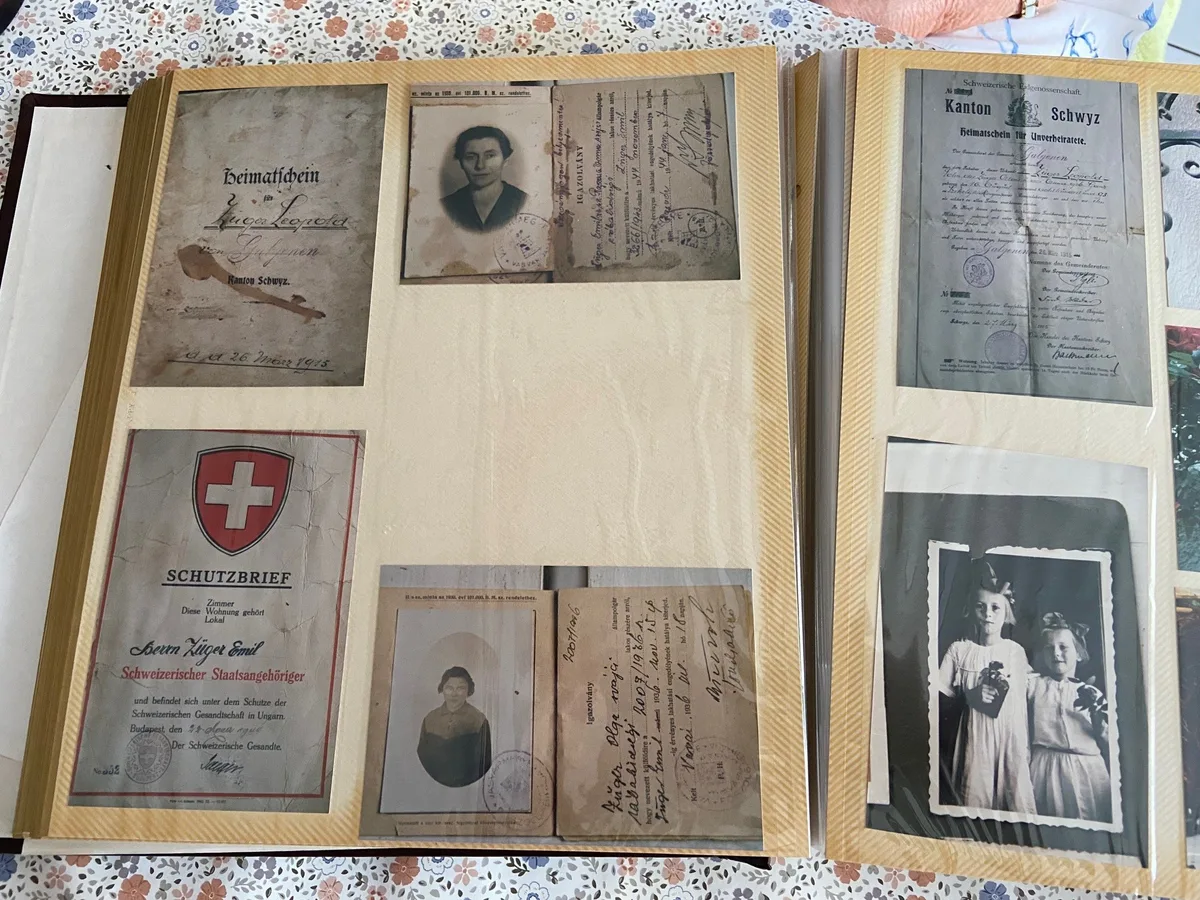 Einblick in das Fotoalbum von Margrit Gräser, mit einem Schweizer Schutzbrief und dem Heimatschein von Gräsers Vater Emil Züger.